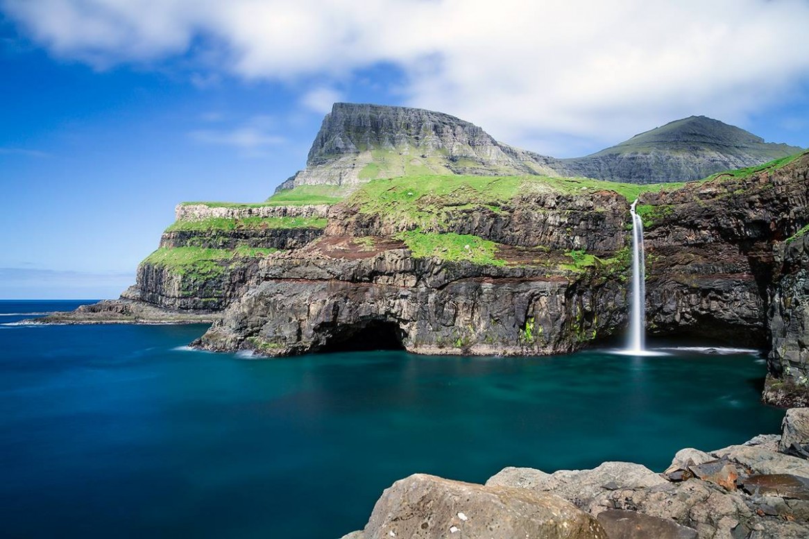 Vasica Gasadalur na otoku Vagar hrani enega najbolj spektakularnih slapov otocja, ki pada naravnost v ocean.