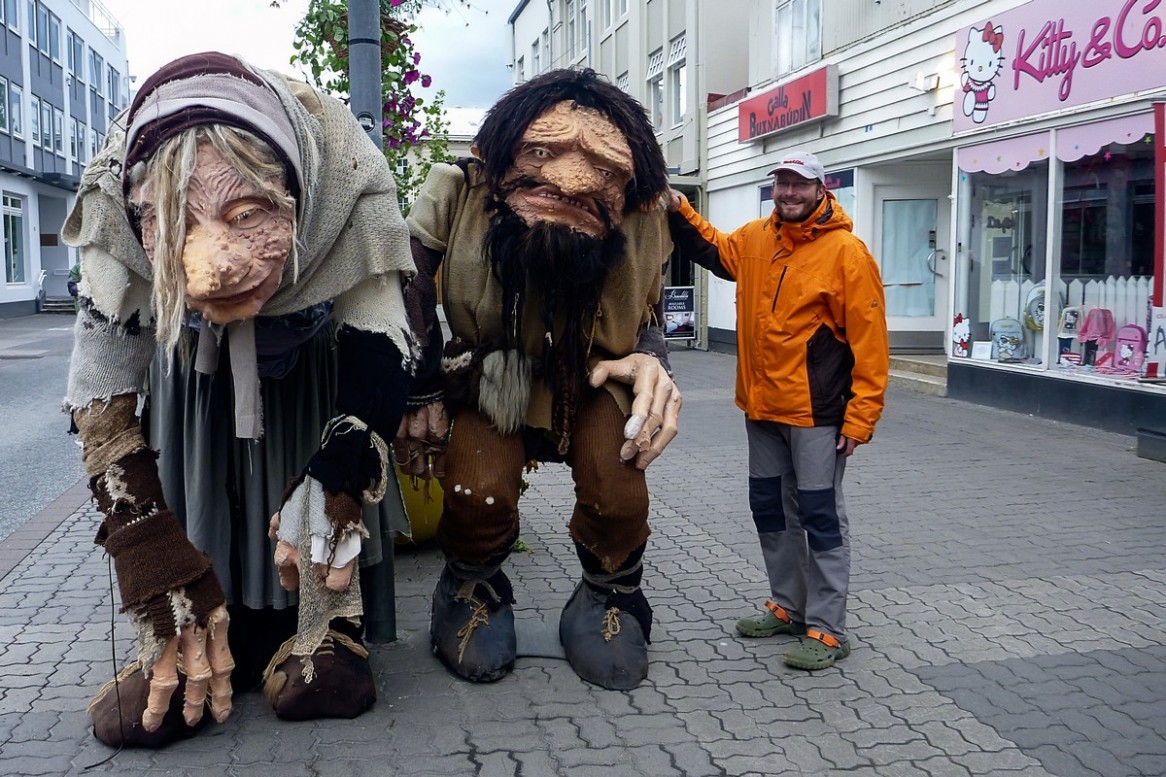 Ceprav so Islandci uradno sprejeli krscanstvo, se niso odrekli svojim bozanstvom, duhovom, skratom in trolom. Se danes jih lahko srecas na ulicah mesta Akureyri.
