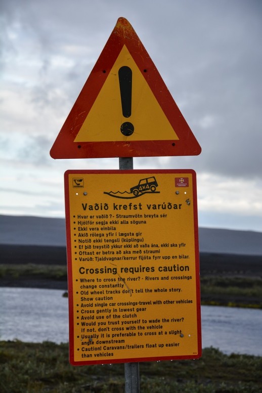 Podrobna navodila za preckanje reke brez mostu. Takih tabel je centralna Islandija polna, kljub temu pa se marsikateri avto zatakne sredi vode.