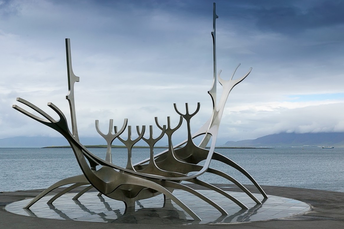 Solfar, Soncni popotnik, 18 metrov dolga skulptura, postavljena v proslavitev 200-letnice mesta Reykjavik. Predstavlja sanjsko plovilo, odo Soncu, in v sebi nosi obljubo se neodkritih dezel, upanja, napredka in svobode.