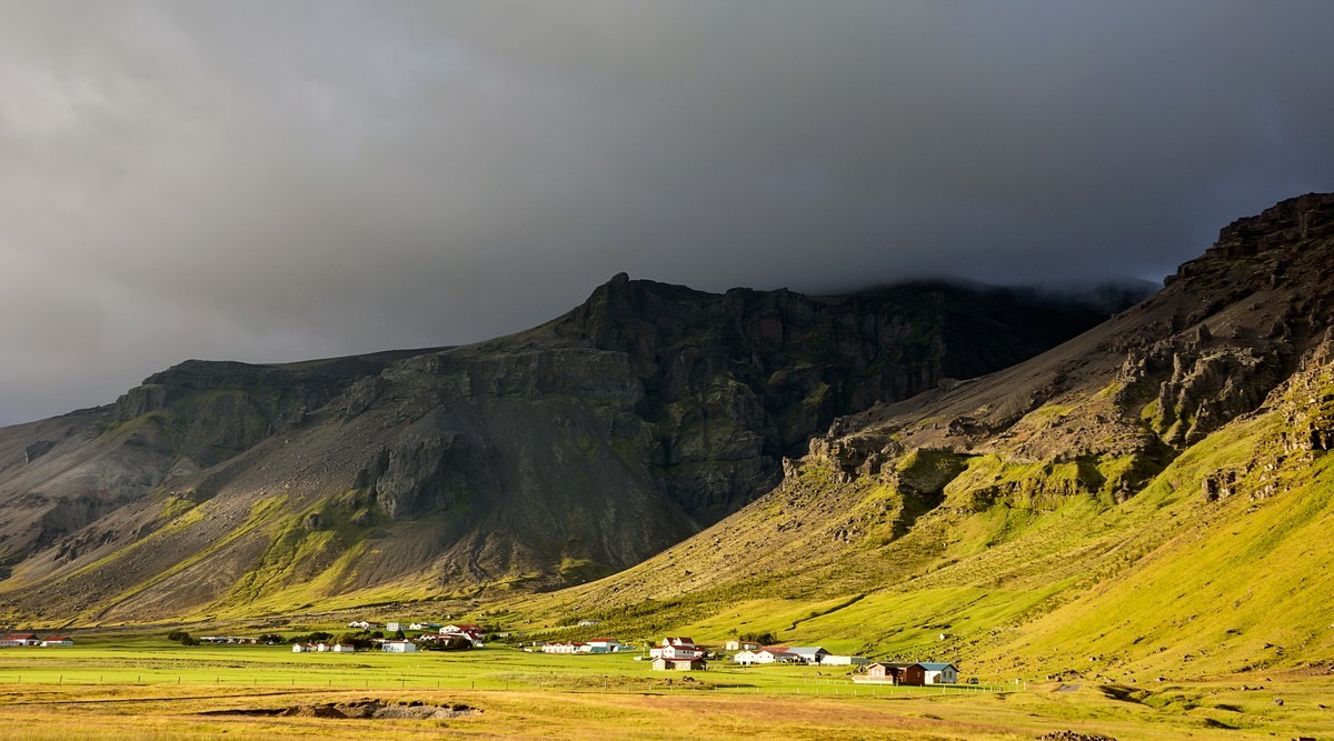 Med voznjo po jugovzhodni obali Islandije se je popoldansko sonce uspelo spustiti pod oblake, ki so zakrivali ledenike, in pricarati nekaj cudovito pisanih prizorov.