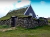Tipicne islandske koce v starem gradbenem slogu, kjer je sota na strehi omogocala izolacijo.