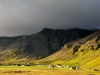 Med voznjo po jugovzhodni obali Islandije se je popoldansko sonce uspelo spustiti pod oblake, ki so zakrivali ledenike, in pricarati nekaj cudovito pisanih prizorov.