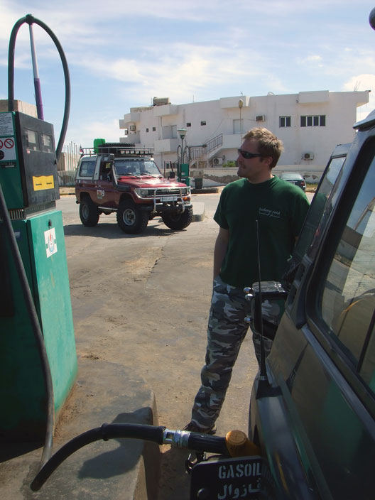 Prvo tocenje goriva v Libiji. Ne veš, ali bi se rezal, ker stane liter nafte priblizno 0,09 EUR, ali bi jokal, ker nas doma tako lupijo. Foto Rok
