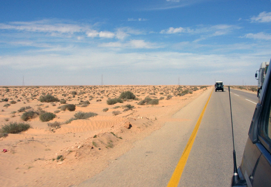 Od sredozemske obale proti jugu, proti Ghadamesu. Lepe ravne libijske ceste. Foto Maša