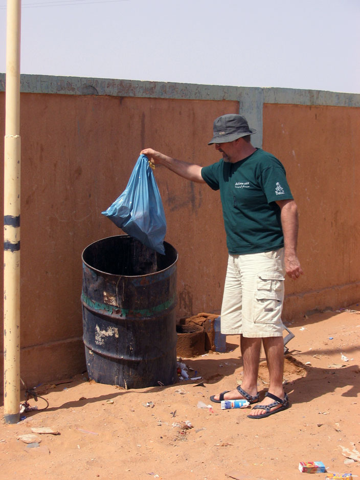 Vestno ravnanje z odpadki. V Libiji bo še trajalo nekaj casa, da bodo uvedli locevanje.