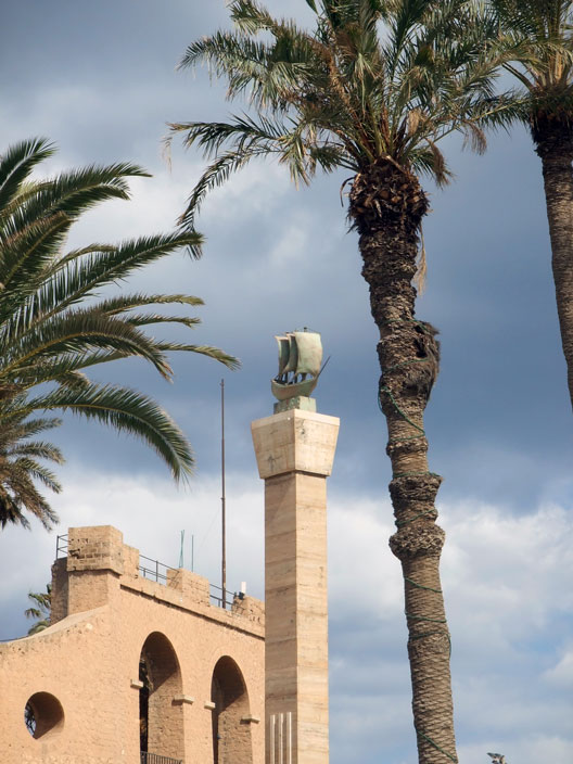 Eden od stebrov na glavnem trgu v Tripoliju. Foto Rok