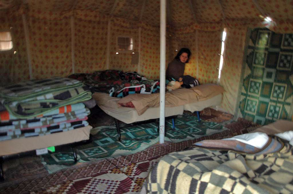 Notranjost šotorov, v katerih smo spali pri Fethiju. Po skoraj treh tednih spanja na tleh se prilezejo tudi mrezaste postelje. Foto Hercog