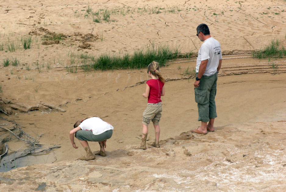 Kaj se zgodi, ce zasleduješ kamele v potok, kjer so se napajale? Foto Miha
