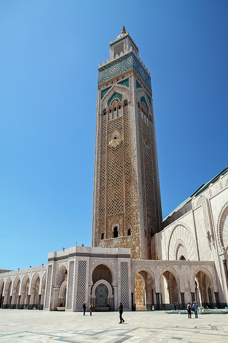 Mošeja Hasana II. v Casablanci. V njej in na njenem trgu lahko moli 105.000 ljudi.