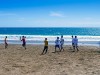 Nogomet na plaži, na maroški obali severno od Agadirja. Tu je civilizacija že trdno vsidrana in nogometna žoga ni več luksuz kot v mavretanskih pustinjah.