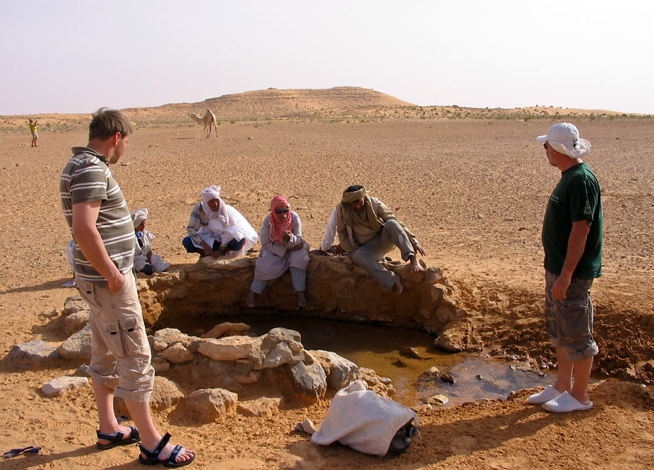 Izvir Bir Auine. Edino arteški vodnjaki napajajo Saharo.