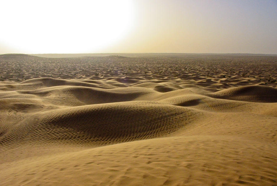 Tembaine obkroža pesek. Sahara pa?.