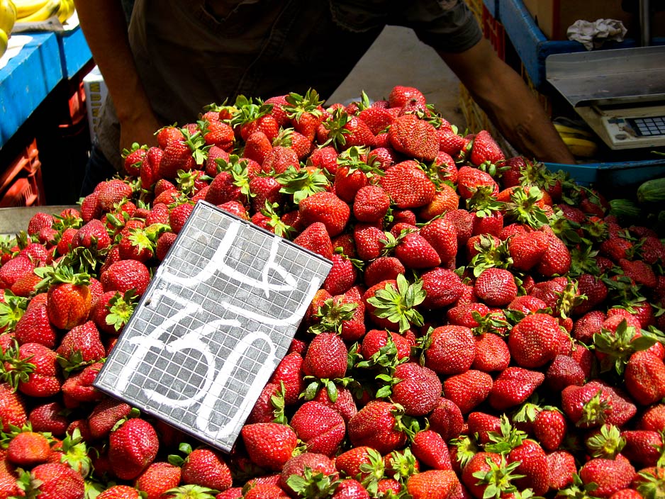 Sveže jagode na tržnici v Sfaxu. Foto Šobi