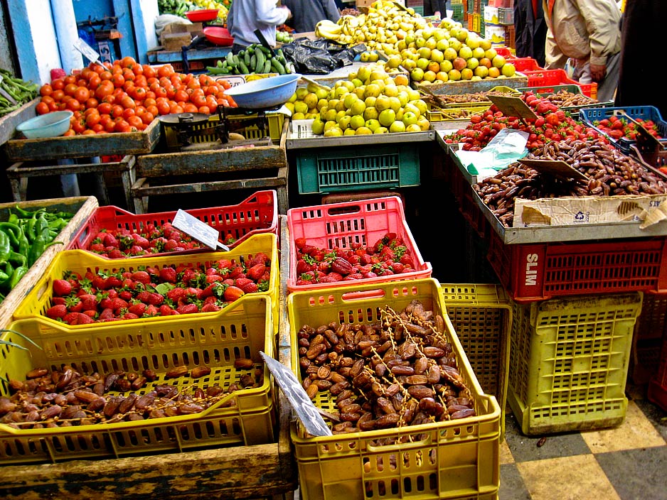 Od jagod do datljev, prava tržnica ponuja vse. Foto Šobi