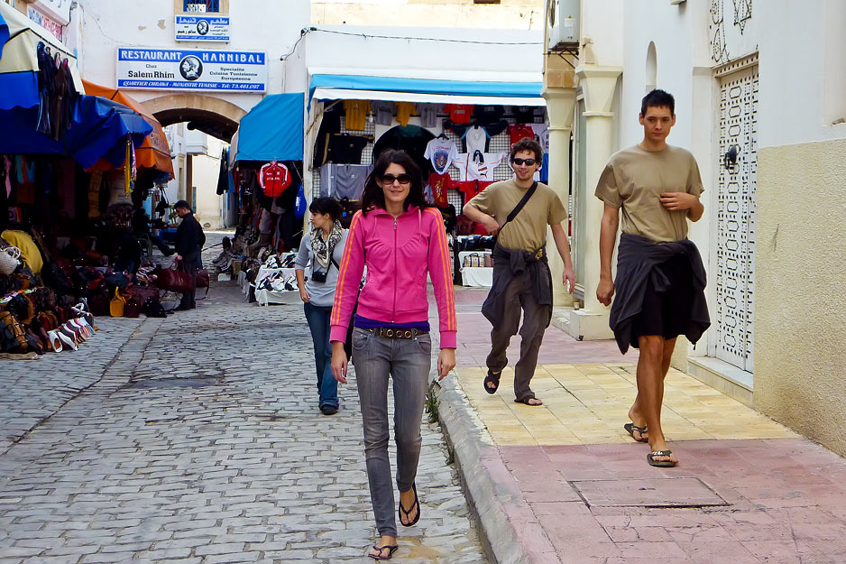 Jutranji shopping sprehod po ulicah Monastira. Foto Sobi
