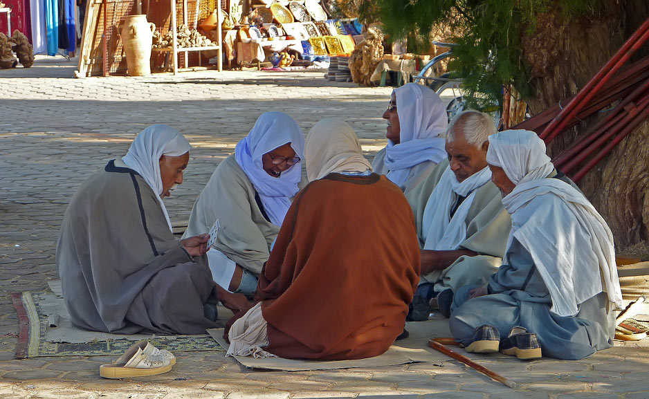 Uzivanje na stara leta - igranje kart v senci na sredi trga v Douzu. Foto Sobi