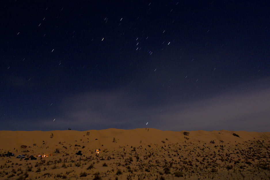 Nocni pogled na nas tabor pod veliko sipino. Zvezde v Sahari sijejo tako jasno. Foto Sobi