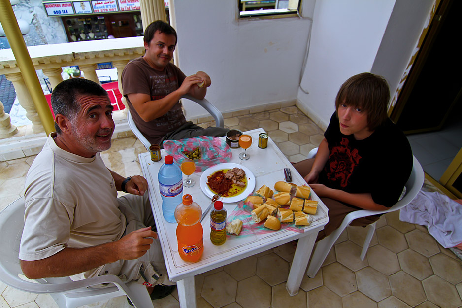 Kosilo na terasi - tunina, harisa, olive, kruh in obvezna fanta z vodo!
