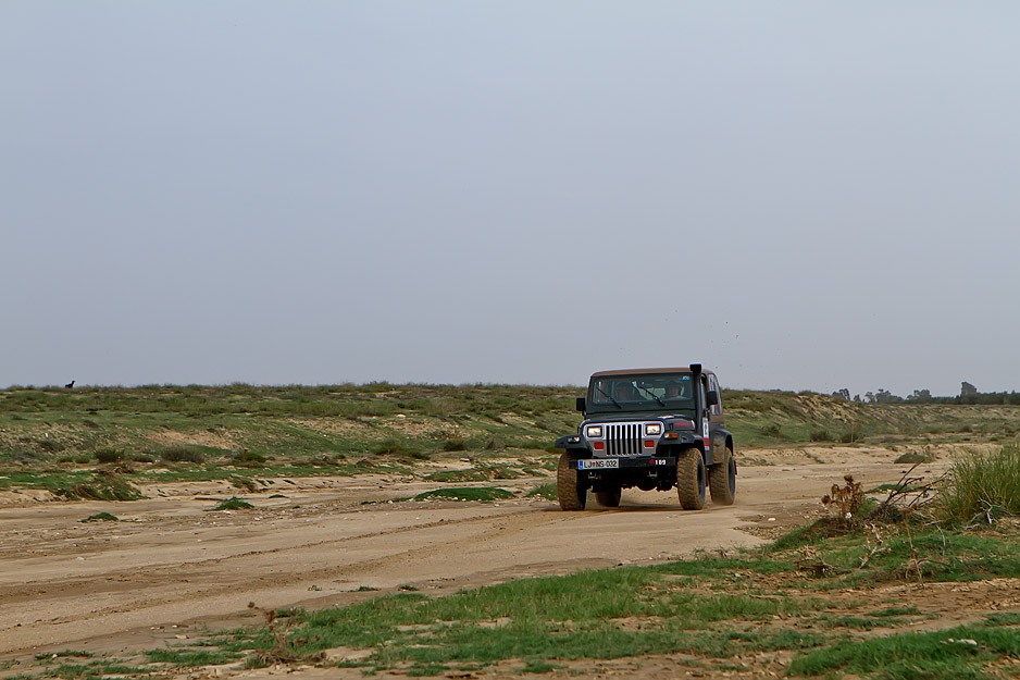 Prva sta prisla z Jeepom Wranglerjem Grcman in Goriup, branilca naslova prvakov rallyja Sahara Masters 2009.