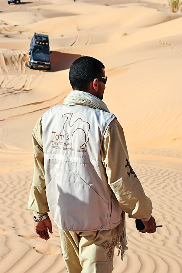Mojstrski vodic Tahar Smida Professionel isce pravo pot cez sipine severno od Tembaina.