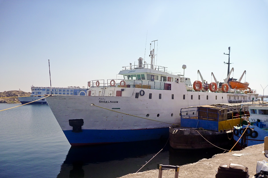 Ladja, veleslavni Asuan-Wadi Halfa trajekt, nas je cakala ob pomolu po opravljenih carinskih formalnostih