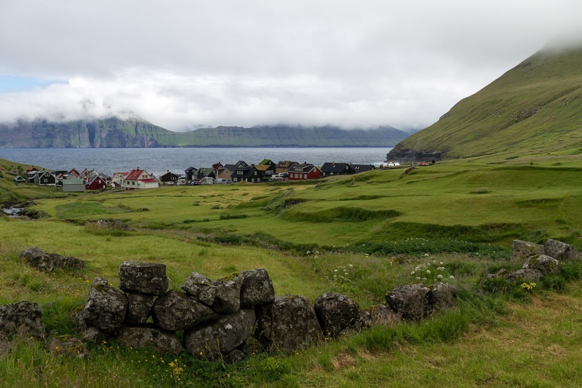 Vasica Gjogv je ena najlepsih in najbolj obiskanih krajev na Ferskih otokih. Pa se puffine ima.