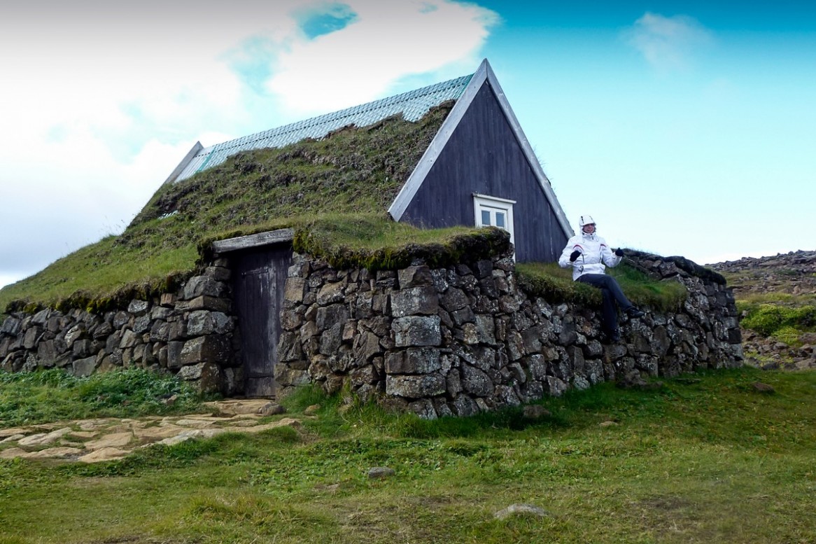 Tipicne islandske koce v starem gradbenem slogu, kjer je sota na streehi omogocala izolacijo.