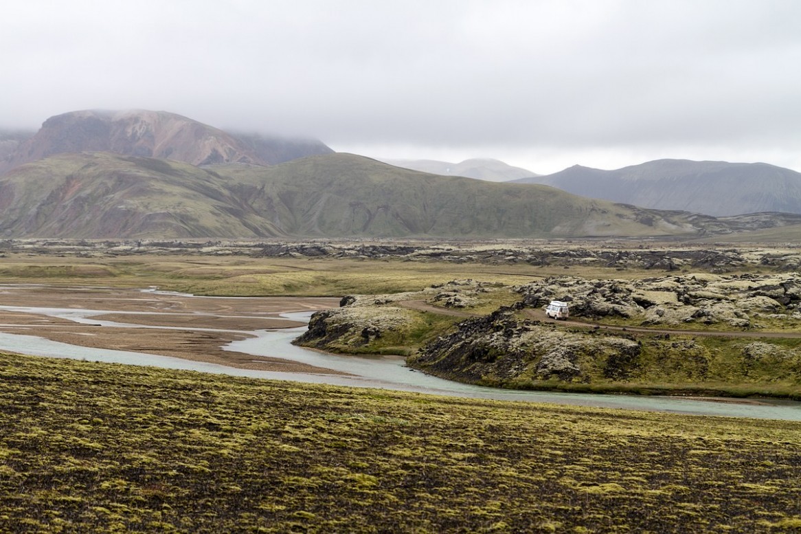 Pot v Landmannalaugar, eno najpopularnejsih treking izhodisc na Islandiji.