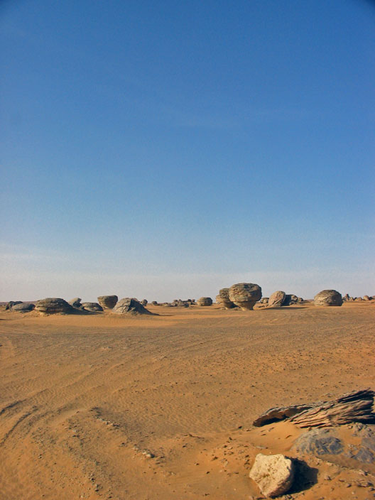 Nenavadne skalne tvorbe. Libija je bila radodarna s takimi presenecenji. Foto Maša