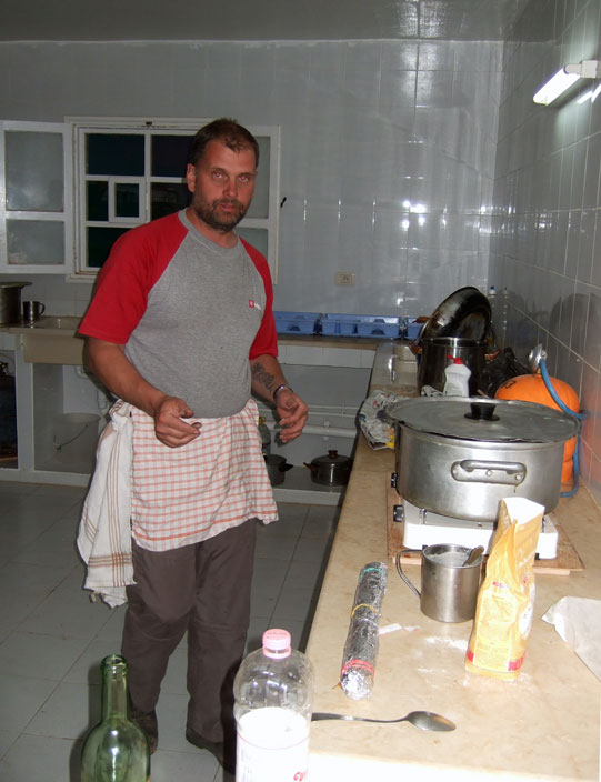 Cufer je v Fethijevi kuhinji pripravil iz ostankov koze odlicen golaz. Foto Šobi