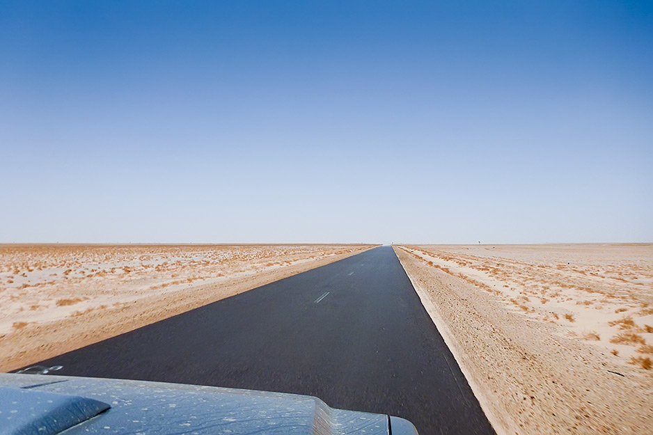 Takšne ceste so nas ?akale v Zahodni Sahari in Mavretaniji. Neskon?ne ravnine do onemoglosti. S konstantno hitrostjo 90 km/h, razen ob check-pointih, so kilometri in dnevi tekli mimo nas.