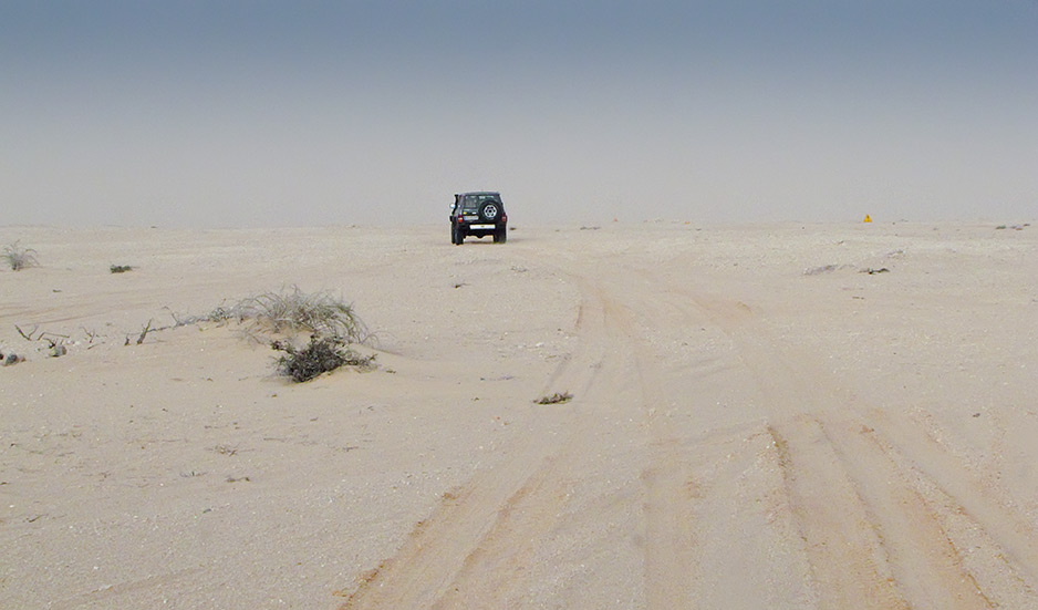 Pot v Iraifijo, žal ne ve? pustolovsko izogibanje minskim poljem, ampak vožnja preko gradbiš?a nove asfaltne ceste do oaze.