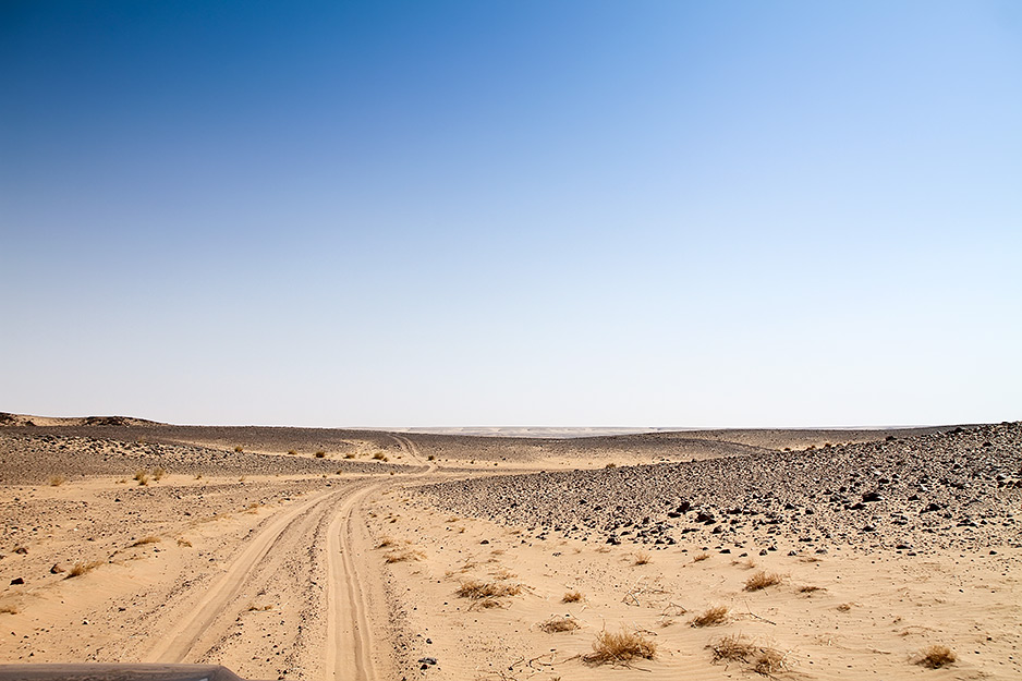 Pot od Ouadana proti Guelb er Richatu. Ena izmed najbolj pustih, najbolj vro?ih in najbolj odmaknjenih pokrajin.