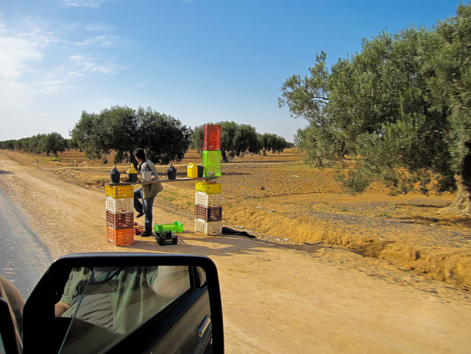 Ob cesti so domacini prodajali sveze jesensko sadje in olivno olje, vcasih pa tudi nafto in bencin. Foto Denis