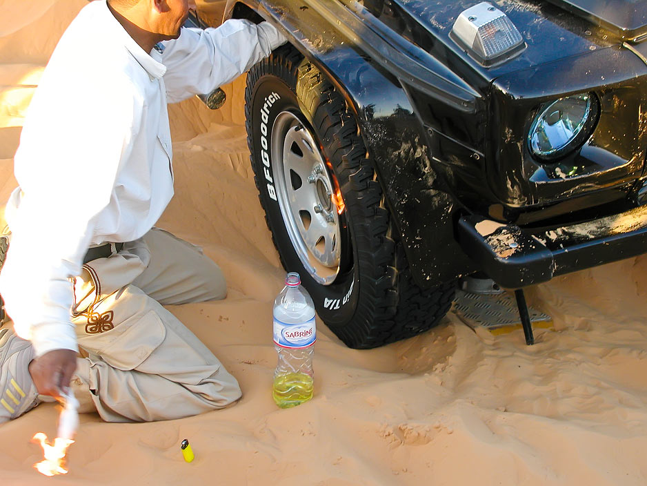 Tahar je poskusal, da bi gumo namestil s pomocjo eksplozije bencina. Zagorelo je vsakic, ampak delovalo pa ni. Foto Primoz