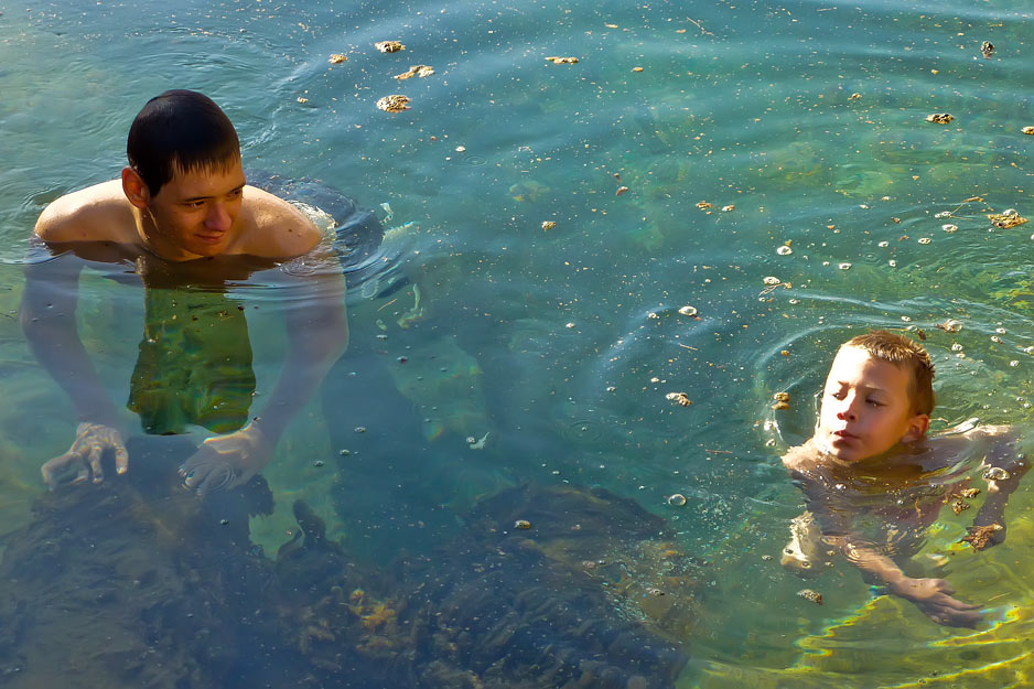 Otroci uzivajo v bazenu v Ksar Ghilanu. Voda ima 33 stopinj Celzija, edino malo alg, pomesanih s peskom, finim ljudem kvari idilo. Foto Sobi
