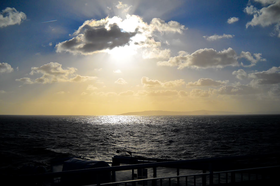 Sonce je zahajalo nad obalo Afrike, ko se je ladja koncno odpravila s polno paro proti Evropi. Foto Helmut