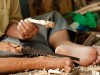 Mojstri rokodelci na tržnici v Sfaxu. Dobil sem grobo izrezljano kuhalnico iz lesa oljke.