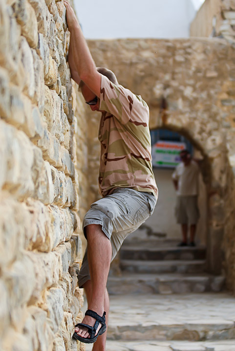 Med cakanjem v Hammametu smo si cas krajsali tudi s plezanjem po mestnem obzidju. Lepo je bilo spet malo pretegniti prste.