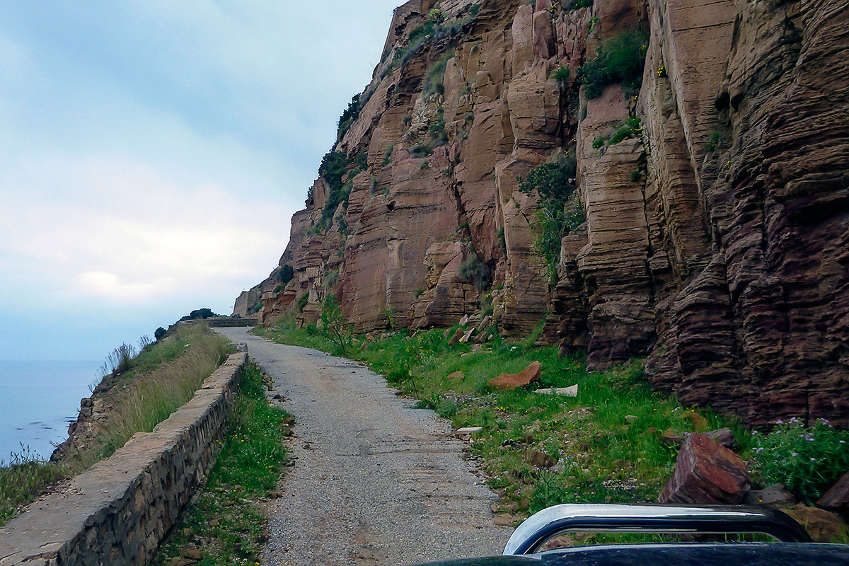 Raziskovanje odrocnih cest med Solimanom in Korbousom na Cap Bonu. Lonely Planet iz leta 2004 cesto oznacuje za slikovito, a nevarno. Na zacetku pa je znak za prepoved prometa.